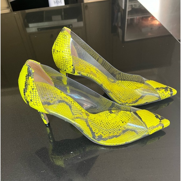 Vince Camuto women’s black and yellow skin pumps. Size 11M. Excellent condition - Picture 4 of 6